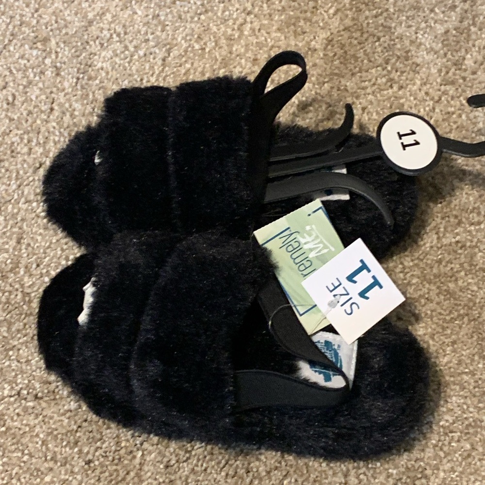 Extremely ME black sparkling slippers